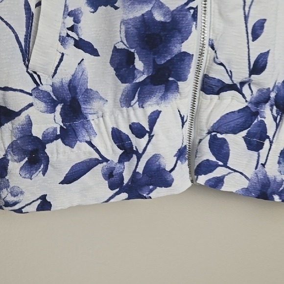 Chicos Blue Floral Full Zip Bomber Jacket White Rayon Size 1 Small Medium - Picture 6 of 13